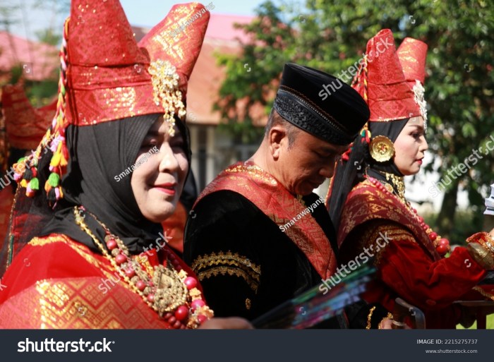 Padang adat pakaian minangkabau sumatera barat pengantin daerah minang tradisional sumatra nama kabau budaya traditions baju kanduang bundo indonesian tribes