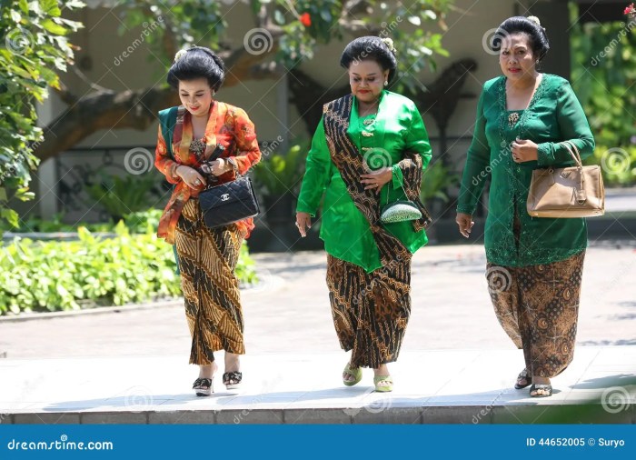 Pakaian Adat Jawa Barat Untuk Wanita