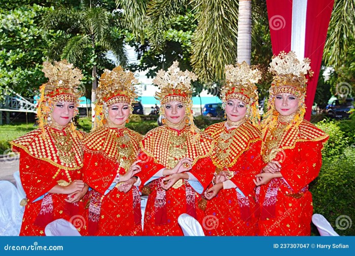 Pakaian Adat Sumatera Barat Untuk Pengantin Wanita