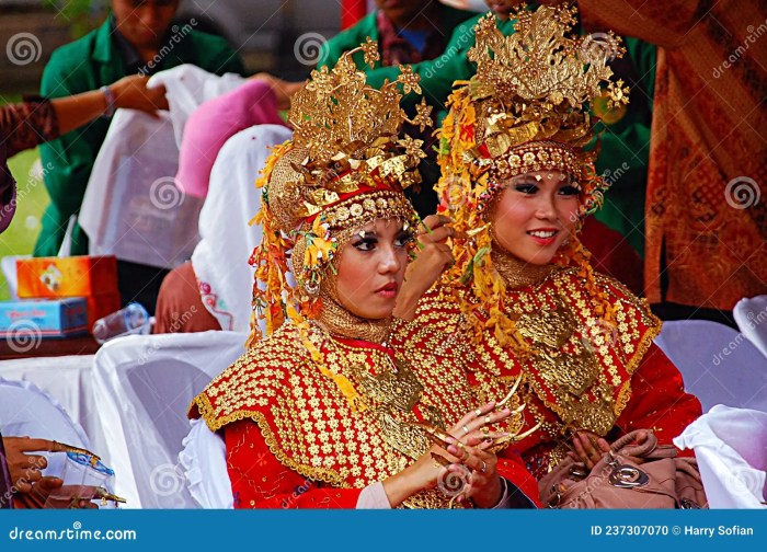 Pakaian Adat Sumatera Barat Untuk Pengantin Wanita